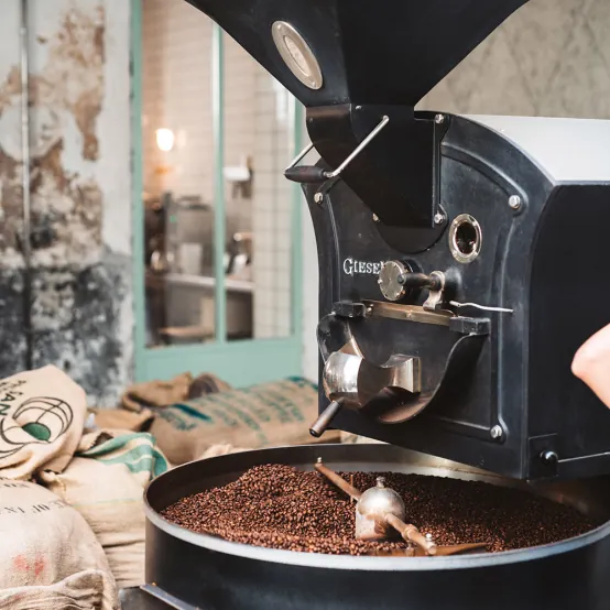 Freshly roasted beans in the cooling tray of the Belleville Brûlerie roaster