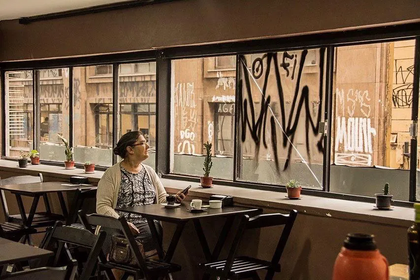The dining room at Subte Vegan by its window, with a view over the city